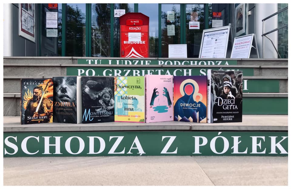 Książki poustawiane na schodach prowadzących do wejścia głównego Biblioteki