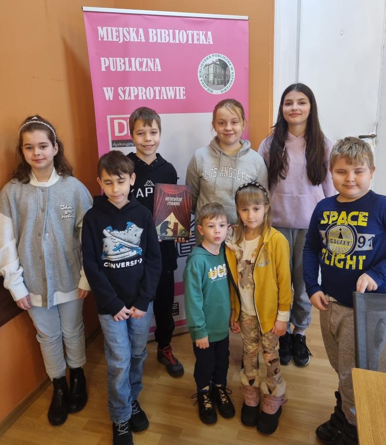 zdjecie-dzieci-z-ksiazka